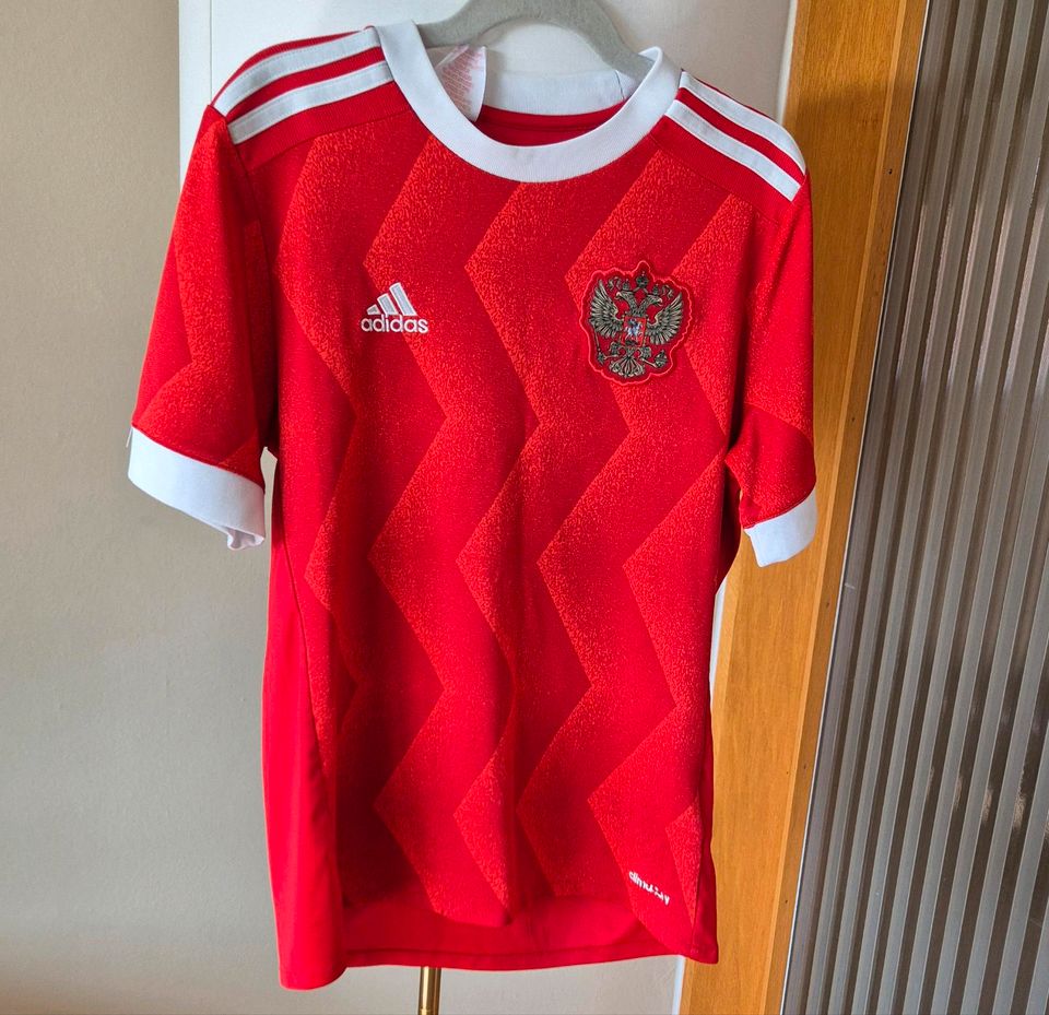 Adidas Trikot mit russischem Aufdruck in Hockenheim