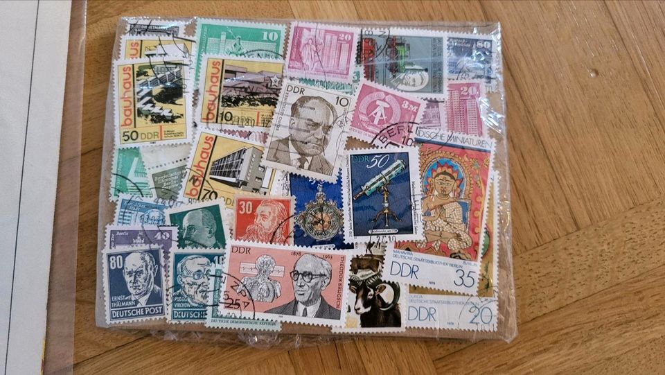 Kleine Sammlung DDR Briefmarken - Albumseite + lose Marken in Neustetten