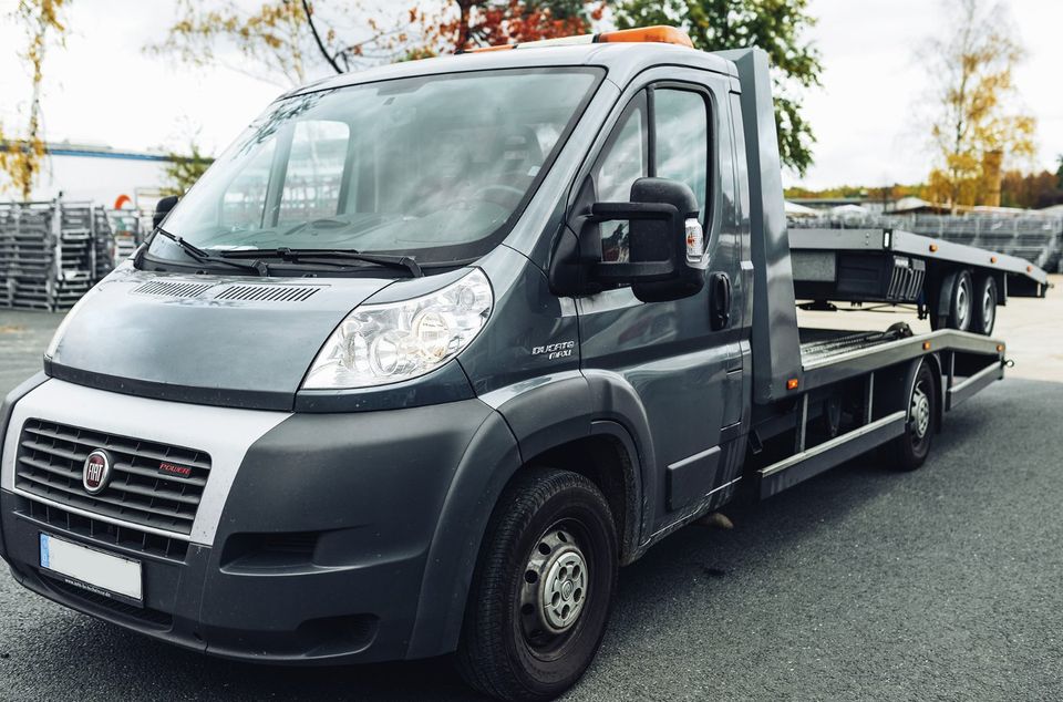 Abschleppwagen Anhänger Autotransporter Vermietung in Ludwigsfelde