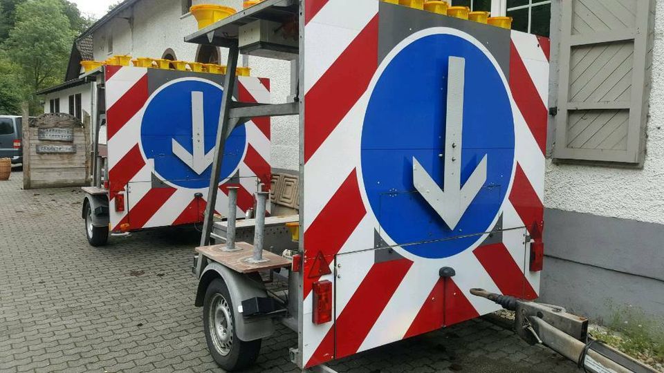 Verkehrsleittafel Absperrtafel Verkehrsleitanhänger vz 616 615 in Quirnbach Westerwald