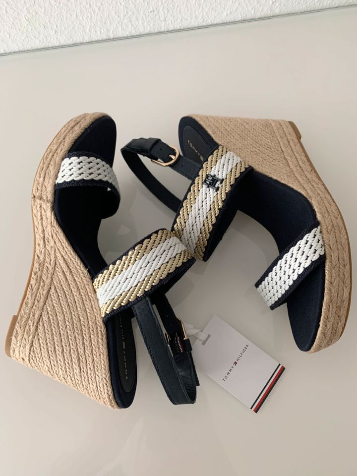 Tommy Hilfiger Keilsandalette Sandalette Keilabsatz blau gold in Radolfzell am Bodensee