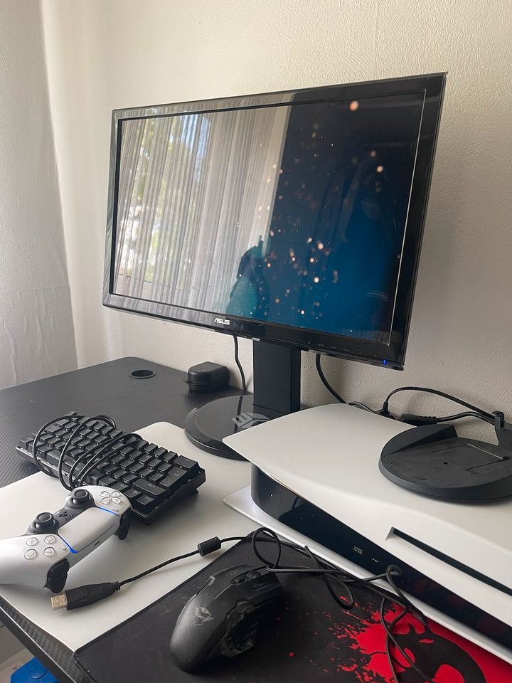 Ps5 disc und Monitor und Zubehör in Düsseldorf