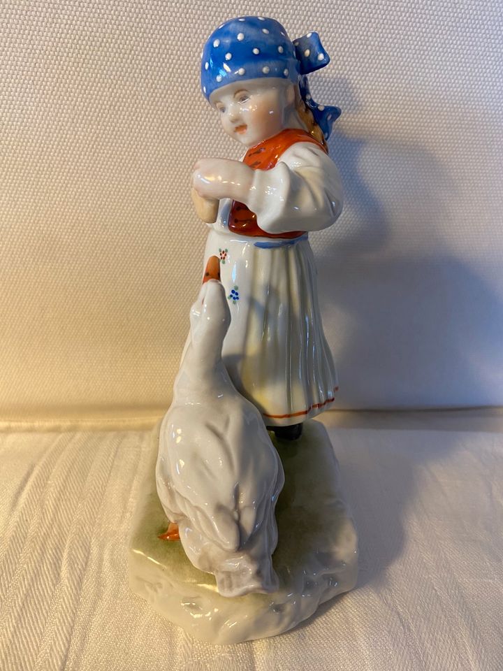 Rarität - HEREND antikes Porzellan Figur Mädchen mit Gans #5565 in Hünstetten