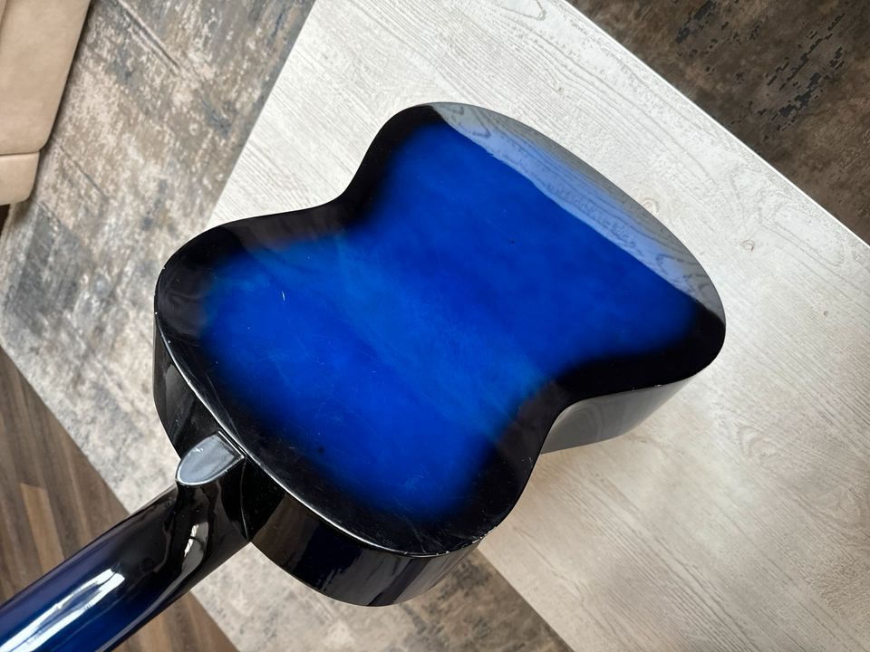 Gitarre blau in Heide