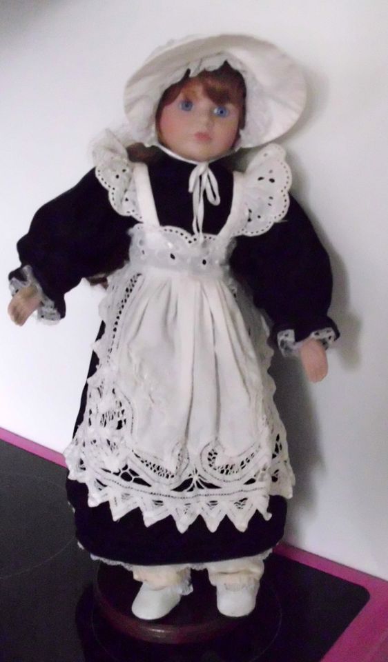 Sammlerpuppe Mädchen mit Kleid und Schürze,Hut u.Puppenständer in Neuenhagen