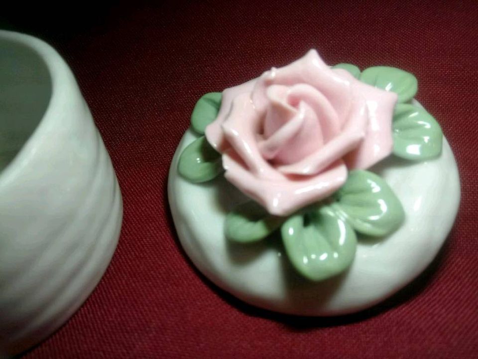 wunderschöne alte Porzellan Dose mit Rose Deckeldose Keramik in Hof (Saale)
