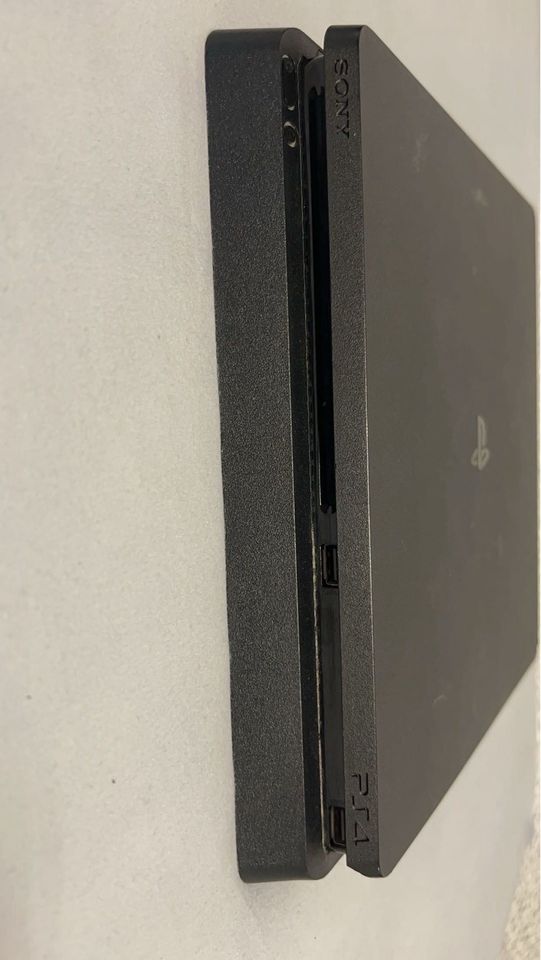 Playstation 4 slim 1000 GB in Donaueschingen