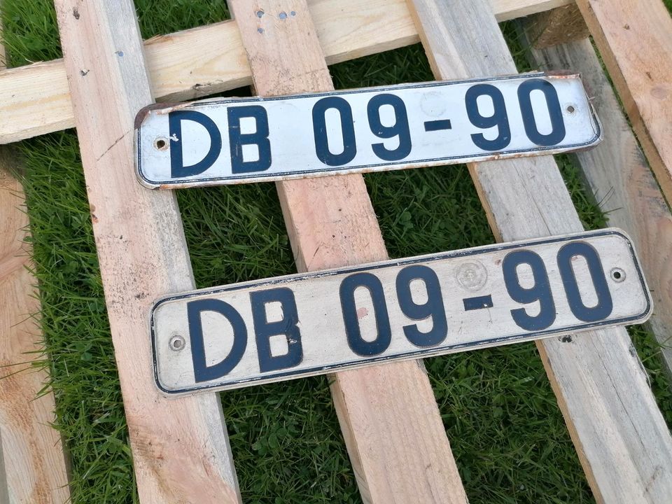 Trabant Wartburg Kennzeichen Nummernschild DDR in Fehrbellin