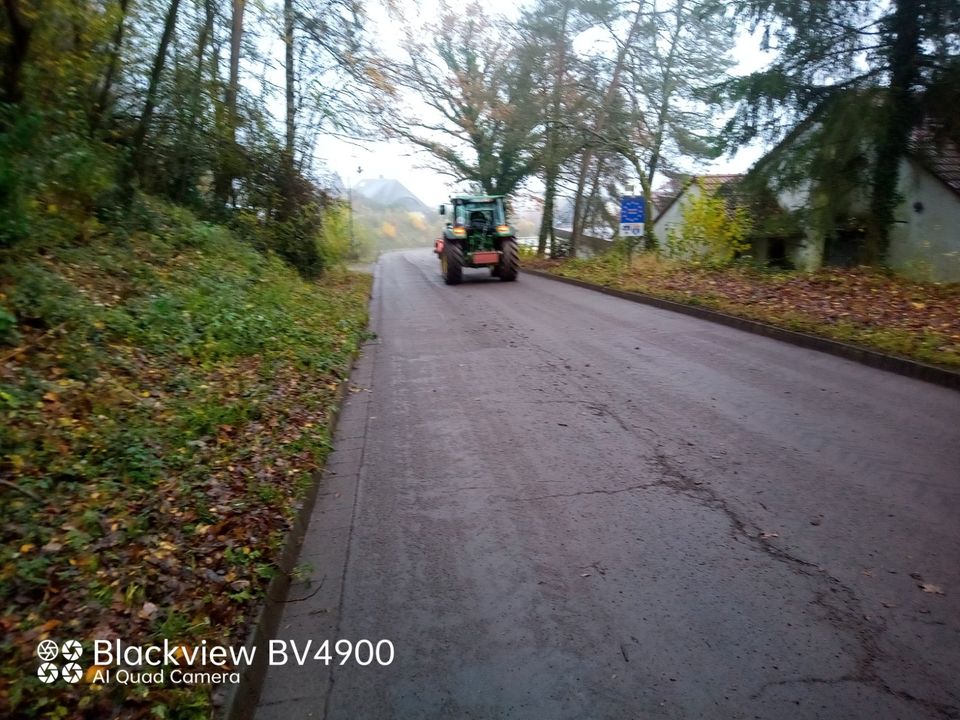 Straßenreinigung , Baustellen , Parkplatz ,Blätter Laub in Prüm