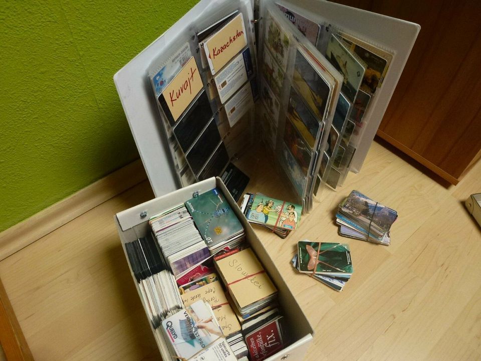 ca. 1000 Telefonkarten aus über 83 Ländern der Welt zu verkaufen in Bergrheinfeld