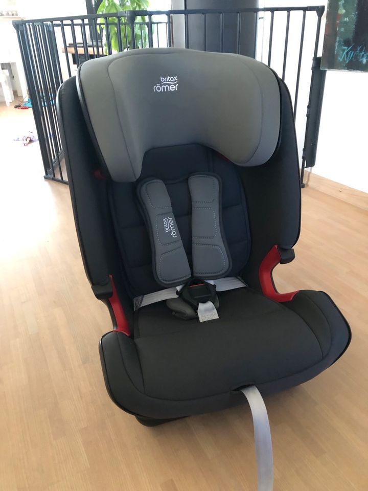 Britax Römer Advansafix IV R Kindersitz Top-Zustand in Flensburg