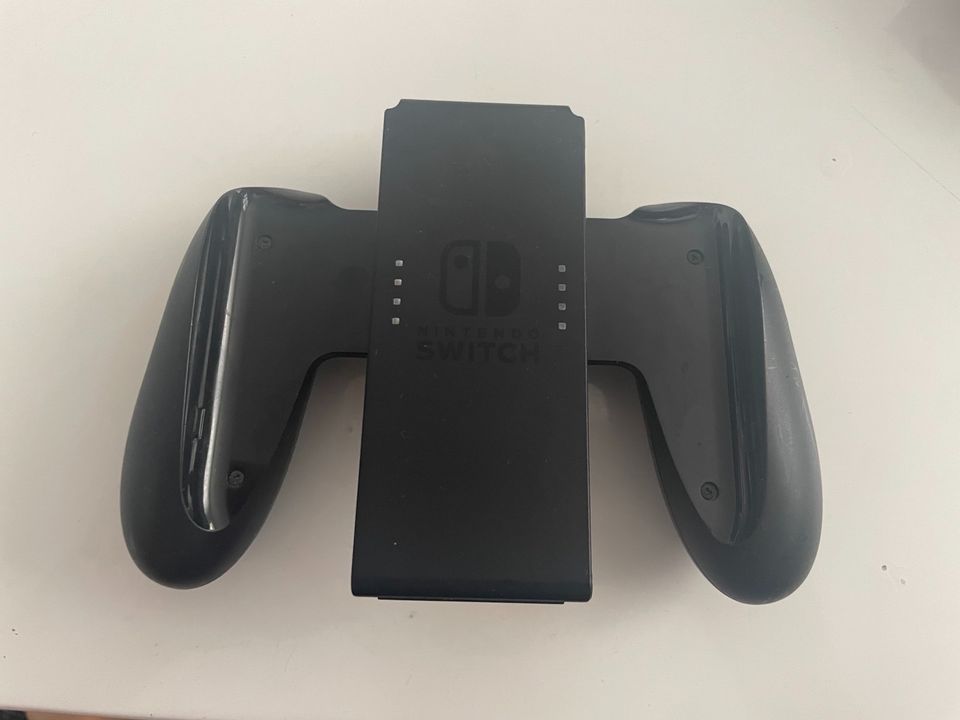 Nintendo Switch Spielekonsole mit Tasche in Köln