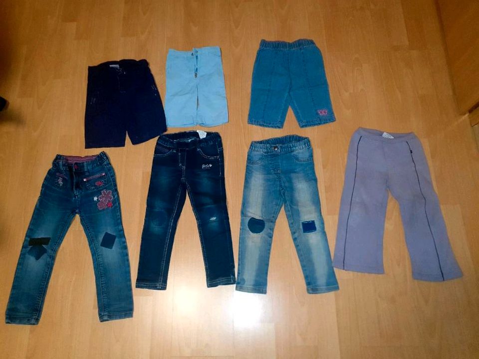 Kleidungspaket Gr 98 Sommerkleider Shorts Pullis Shorts Hosen in Lichtenau