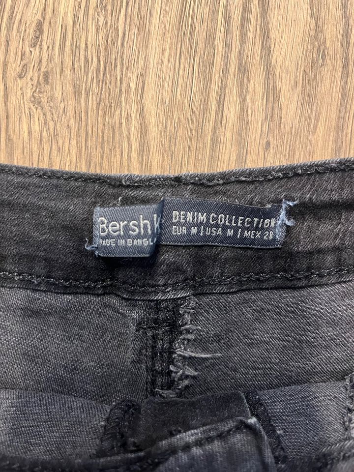 Bershka Shorts Gr. M schwarz high waist kurze Hose in Bremen