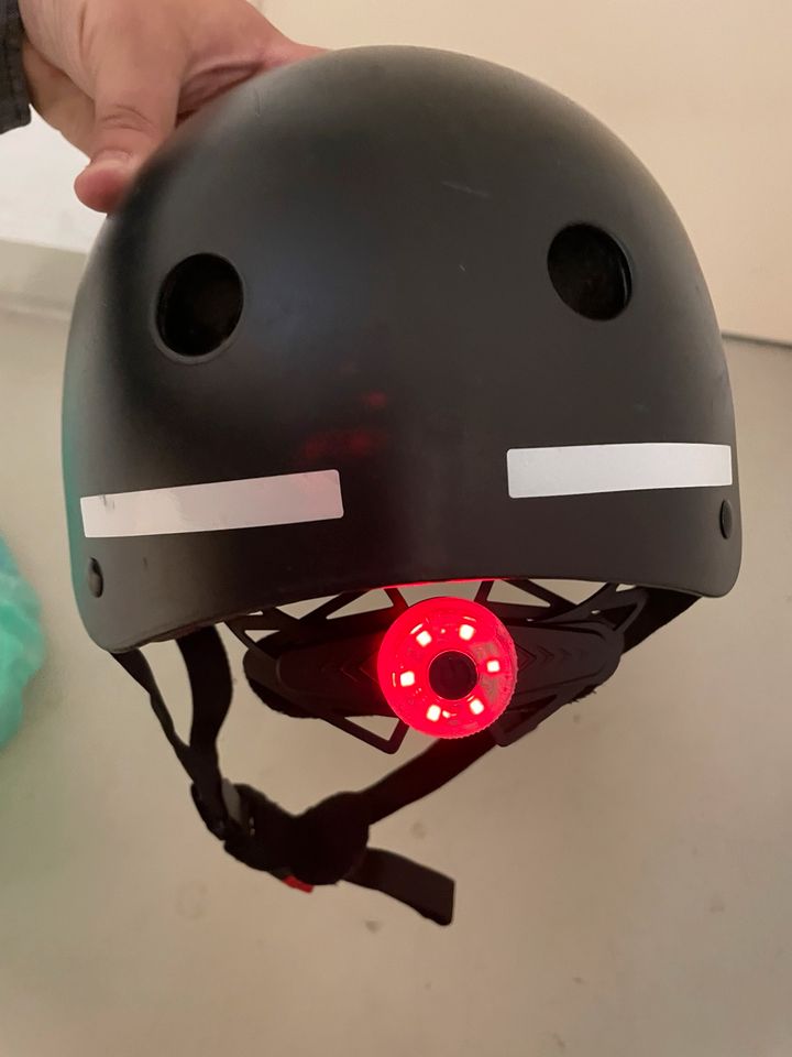 Fahrrad Kinder Helm mit LED Funktion Größe S/M 48-58 cm in Wentorf