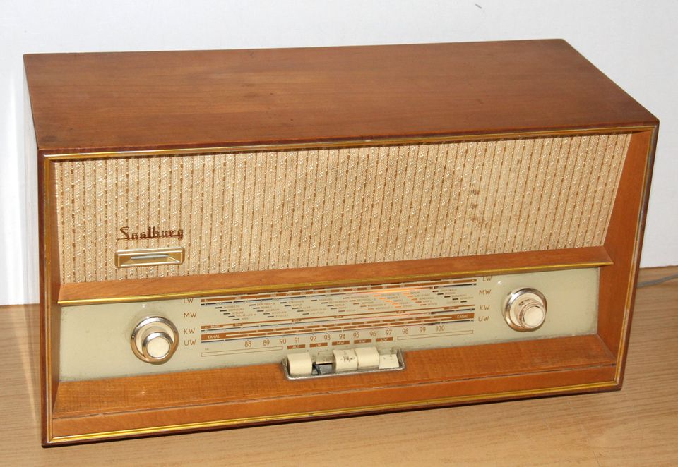 altes Röhrenradio Saalburg DDR Radio RFT aus Holz in Klötze