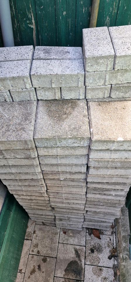 Pflastersteine grau betonmatt zu verschenken in Bad Saulgau