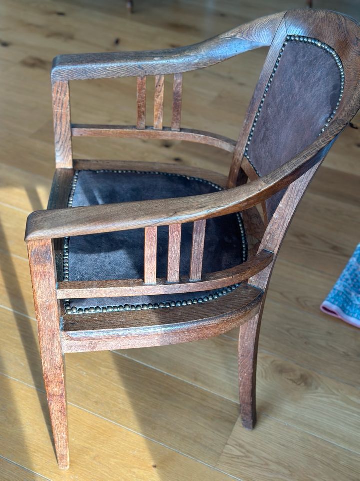 Alter Sessel, Bürostuhl aus Holz und Leder in Frankfurt am Main