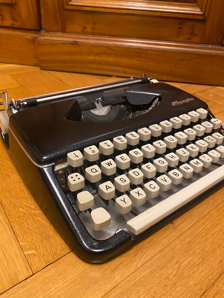 Olympia Schreibmaschine Reiseschreibmaschine in Hamburg