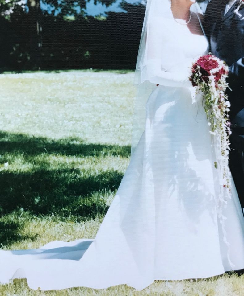 Brautkleid/Hochzeitskleid mit Schleppe in Ivory in Holzminden