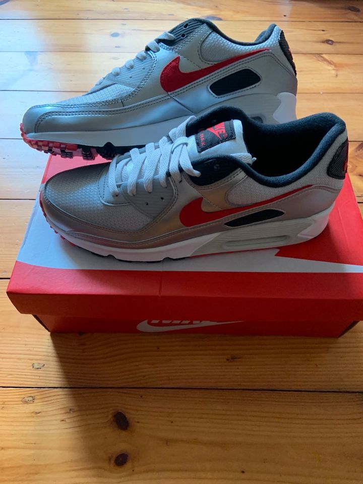 Nike Air Max 90,Photon Dust/University Red.Gr.42,5 Neu mit Karton in Berlin