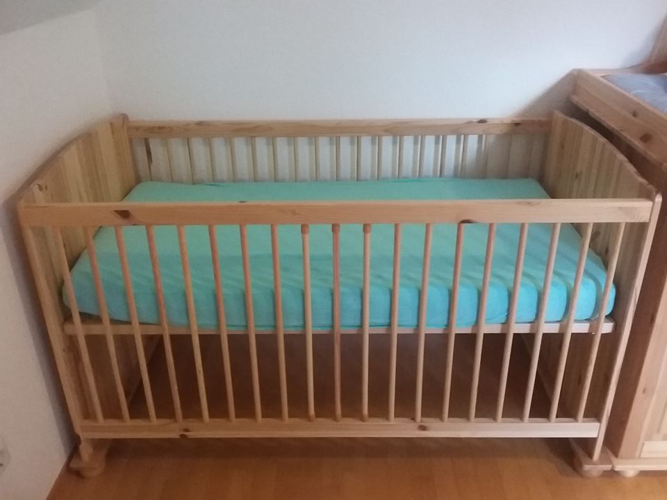 Massivholz Babybett / Kinderbett / Gitterbett / Beistellbett in Schleiden