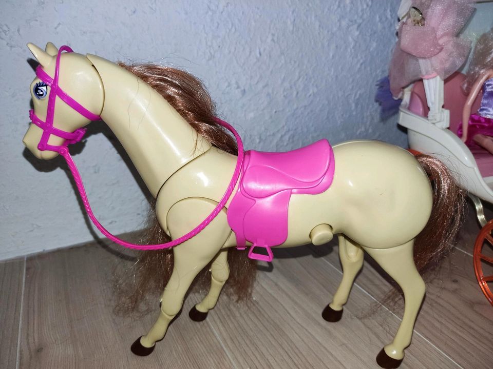 Barbie Kutsche 1976 mit funktioneller Puppe und Pferd in Schramberg