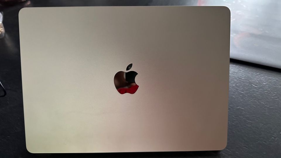MacBook Air M2 Neuwertiger Zustand in Bischweier