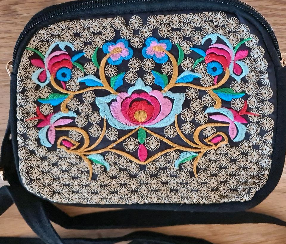 Kleine bestickte Handtasche mit Blumenmotiv in Sonsbeck