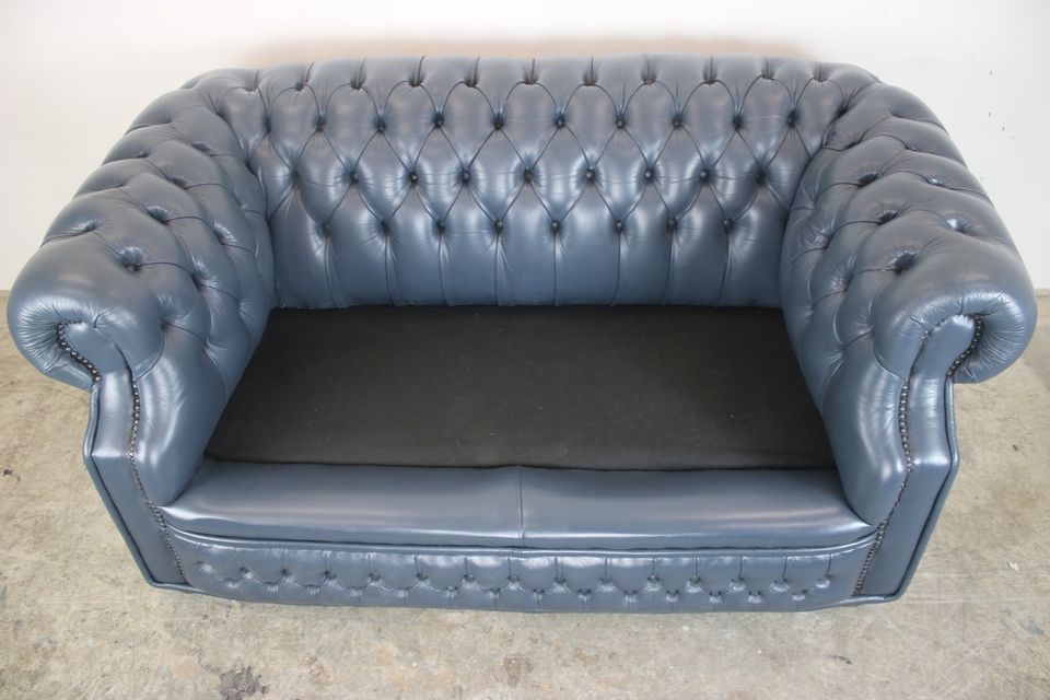 Englische Chesterfield Club Sofa Echt Leder Dunkel Blau Couch in Berlin