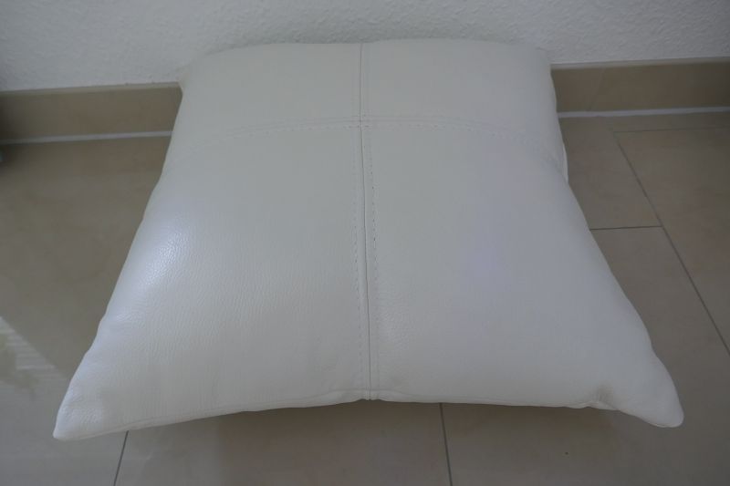 Großes weißes Echtleder Sofa Kissen 45 x 45 cm in Leipzig