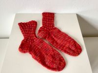 Handgefertigte Socken gestrickt Wollsocken rot Handarbeit Unikat Bayern - Ustersbach Vorschau