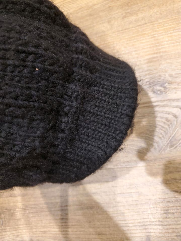 Schöne schwarze Strickmütze mit Schild von clockhouse in Fahrenbach