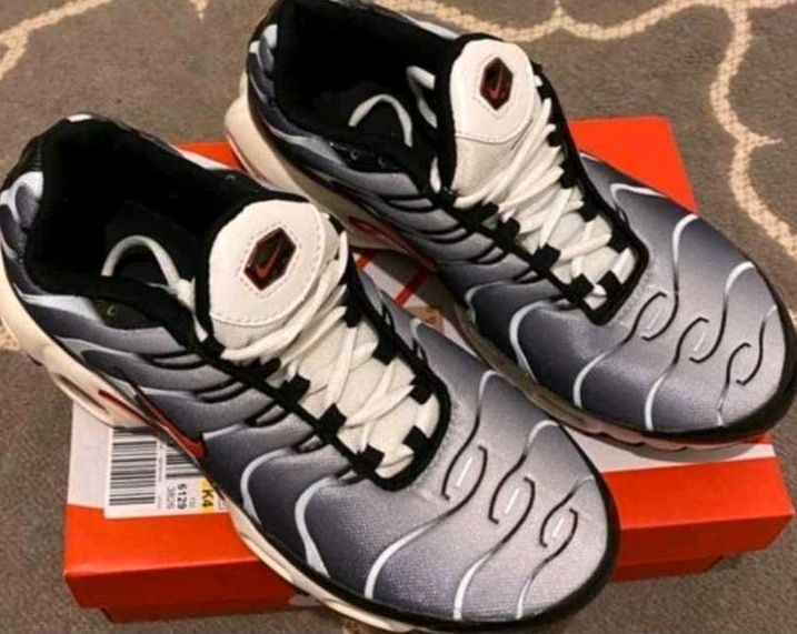 NIKE AIR MAX PLUS BLACK-WHITE in Hamburg-Mitte - Hamburg St. Georg | eBay  Kleinanzeigen ist jetzt Kleinanzeigen