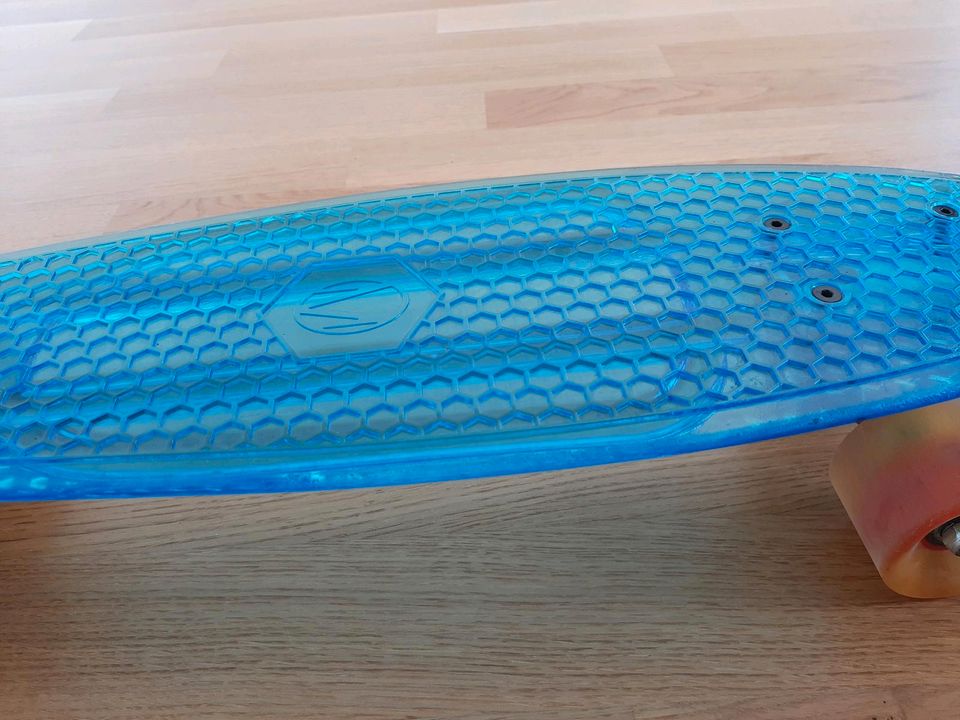 Kinder Skateboard in blau / orange mit LED Reifen in Düsseldorf