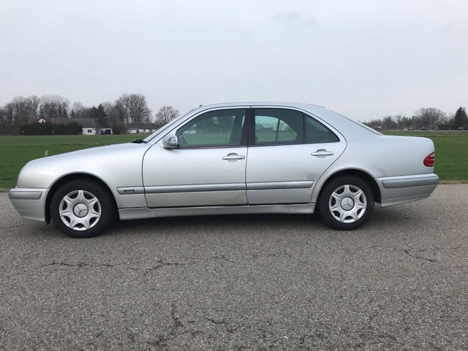 Mercedes-Benz E 200 KOMPRESSOR CLASSIC*Original KM*TÜV/Neu* in Augsburg