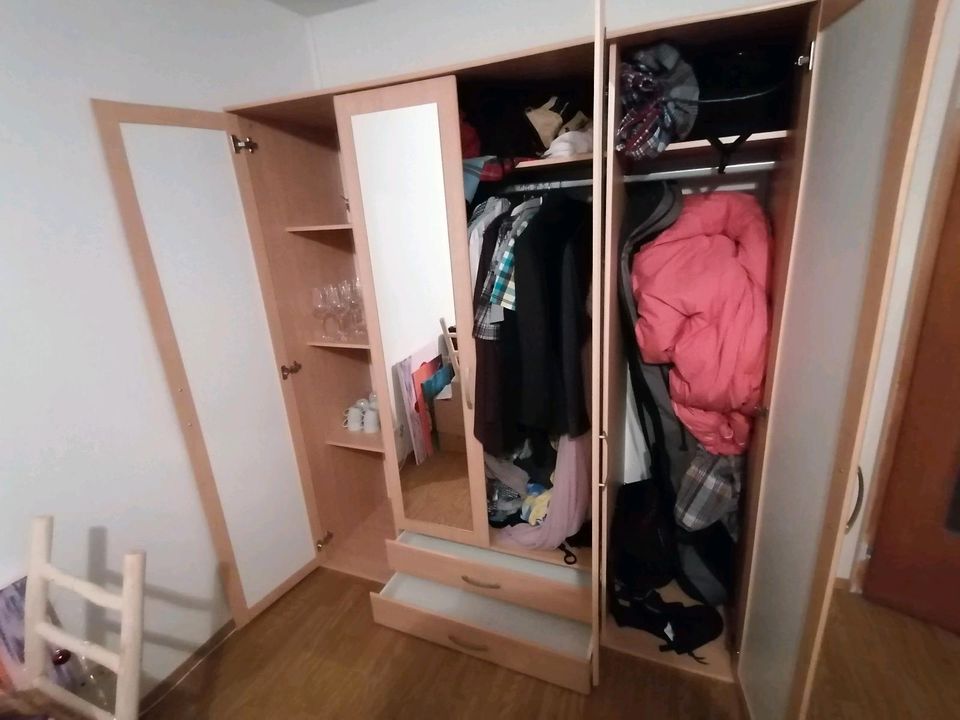 Schrank / Kleiderschrank mit Spiegeltüren in Wangen im Allgäu