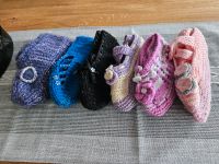 Mädchen Hausschuhe Socken Stricksocken aus Handarbeit Gr 25- 28 Nordrhein-Westfalen - Neuss Vorschau