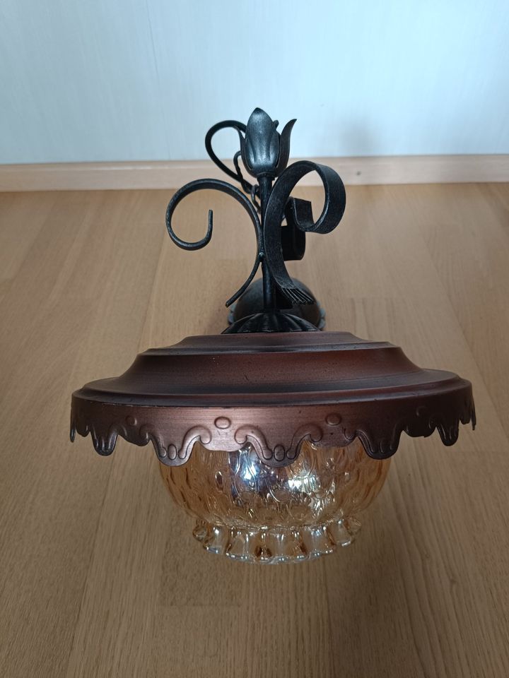 Lampe zum Hängen, Kupfer, Glas, Schmiedeeiserne Verzierung in Herrieden