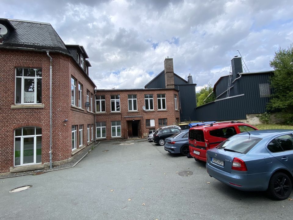 Vollvermietetes Wohn- & Geschäftshaus mit Parkfläche in Lengenfeld Vogtland