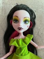 seltene Draculaura Snow bite Monster High Topzustand mit Schuhen! Thüringen - Themar Vorschau