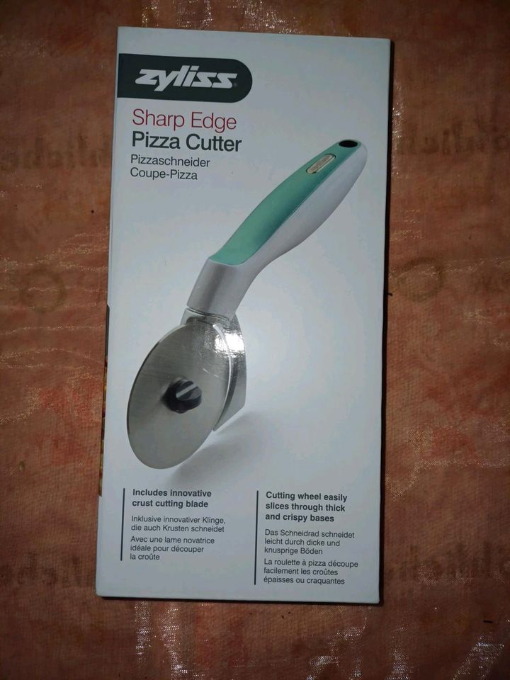 Sharp Edge Pizza  Cutter in Coesfeld