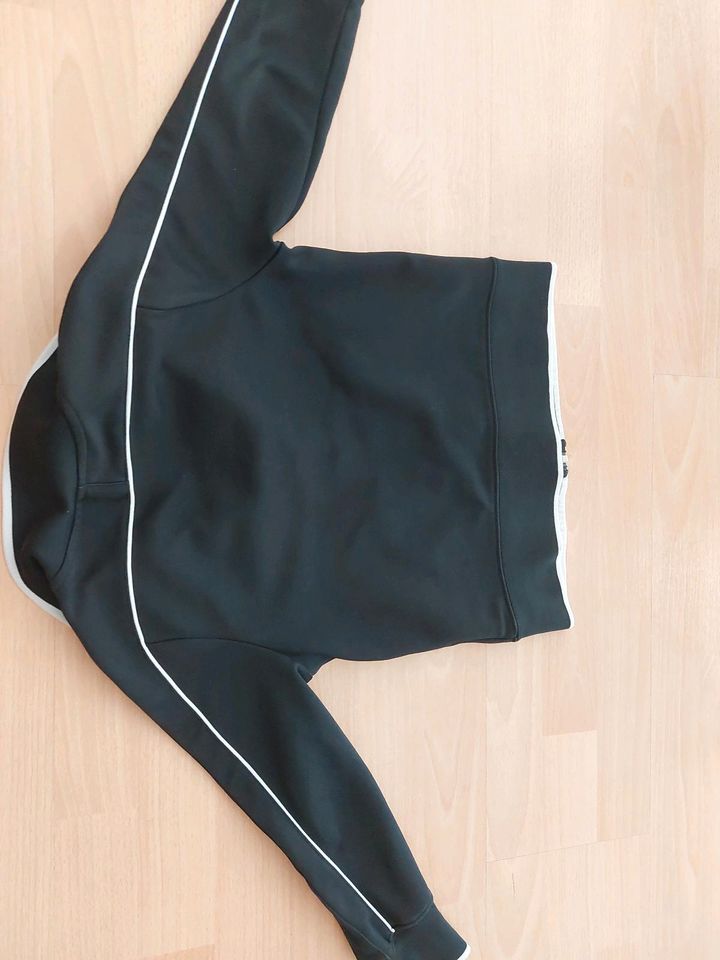 Nike Trainingsjacke Gr 116/128 (XS) schwarz. Top Zustand . in Schwaikheim