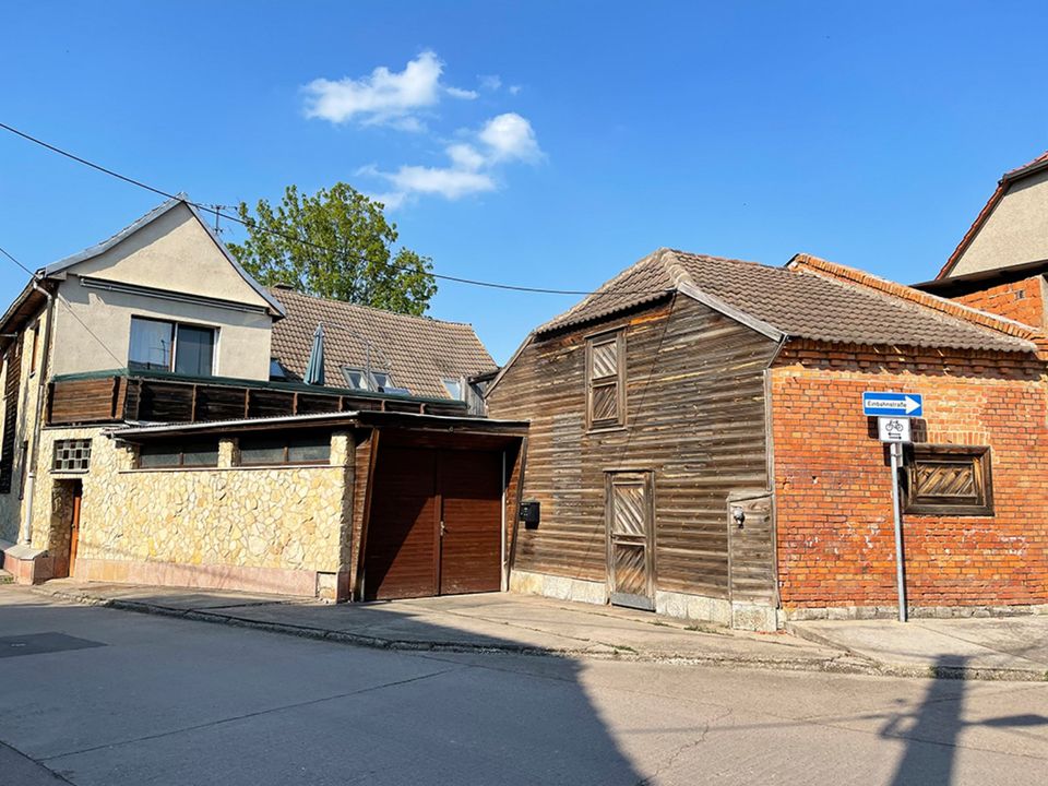 Zweifamilienhaus mit Hof, Garten und 3 Garagen in Stotternheim