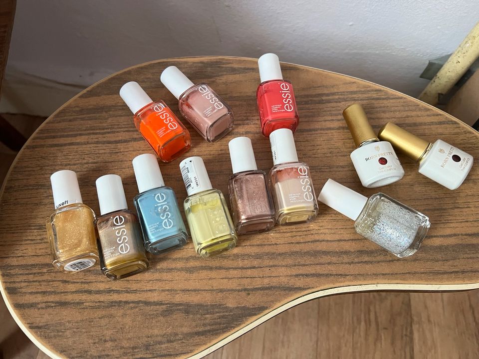 Essie Nagellack Konvolut 10 Stück und zwei weitere in Hamburg