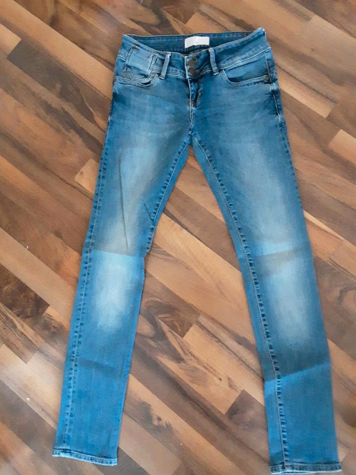 Size  : 26/32  Cross Jeans in Dresden