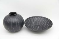 schwarze Vase und Schale Keramik mit weißen Streifen Kugelvase Brandenburg - Müncheberg Vorschau