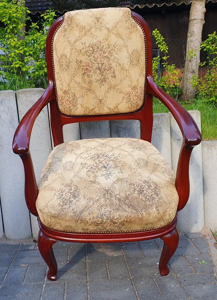 Alter antiker Stuhl Sessel in Glienicke/Nordbahn