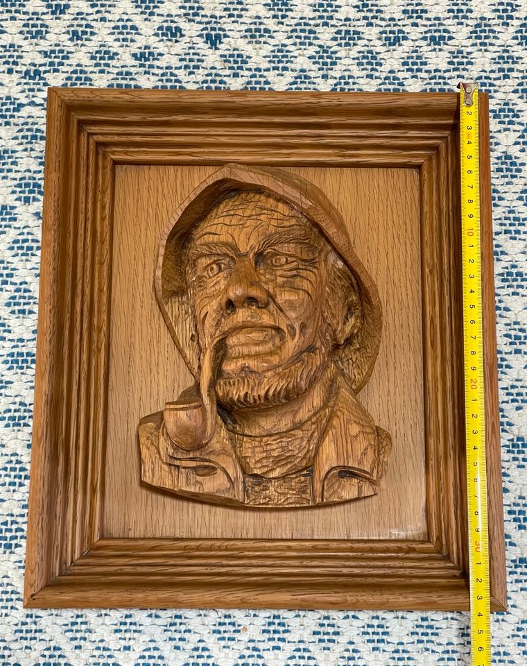 Holzfigur geschnitzt Relief Flachfigur Mann mit Pfeife Bild in Berlin