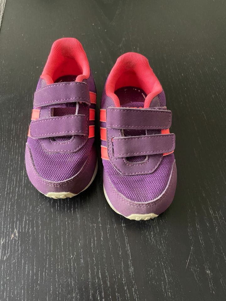 Adidas Baby Sneaker Gr. 21 Lila|Pink Sportschuhe in Finsterwalde